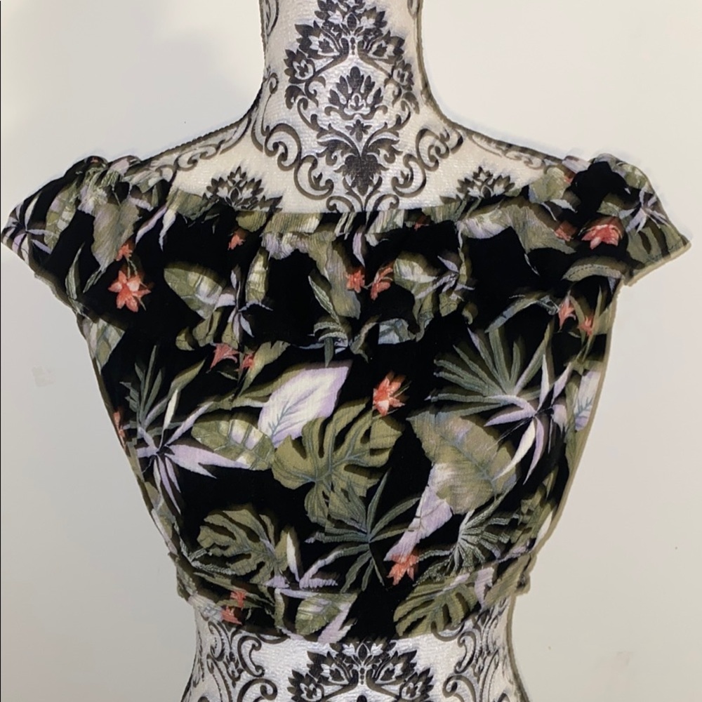Forever 21 Black and Green Ruffled Cap Sleeve Crop Blouse Size Medium